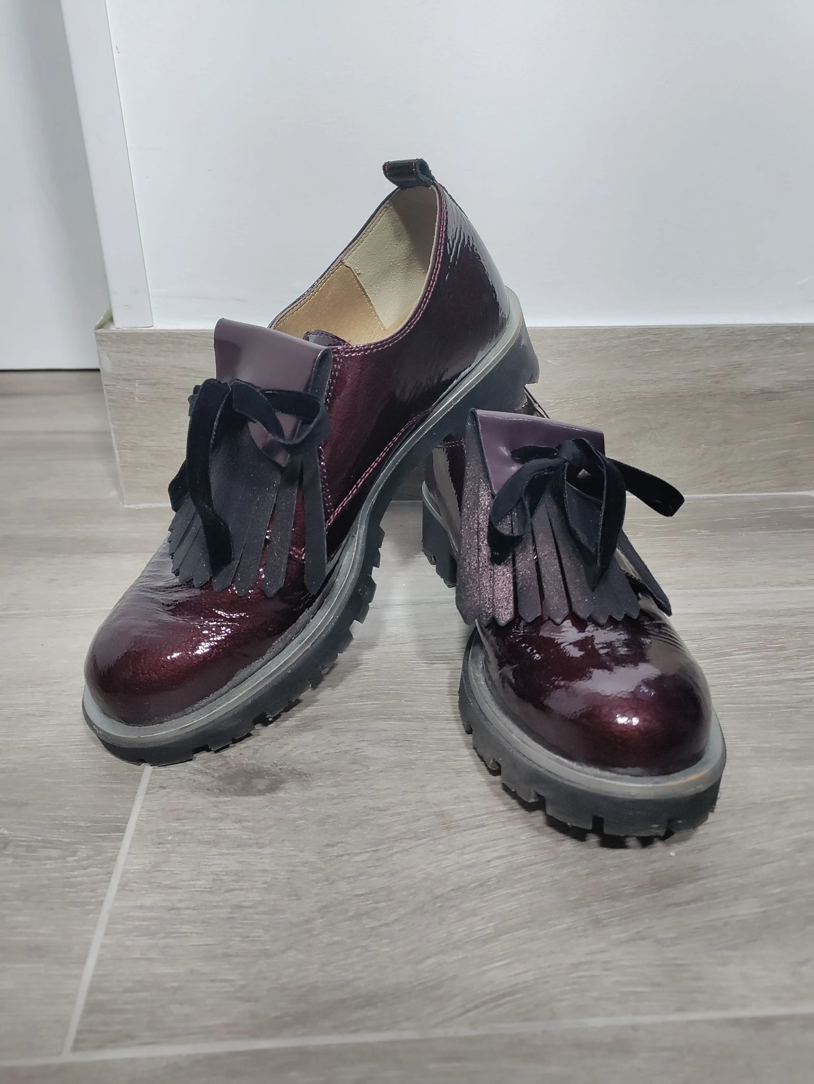 Zapatos Unisa burdeos charol con flecos y suela track – Talla 39